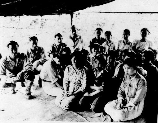 Prisioneras y miembros de la Kempetai